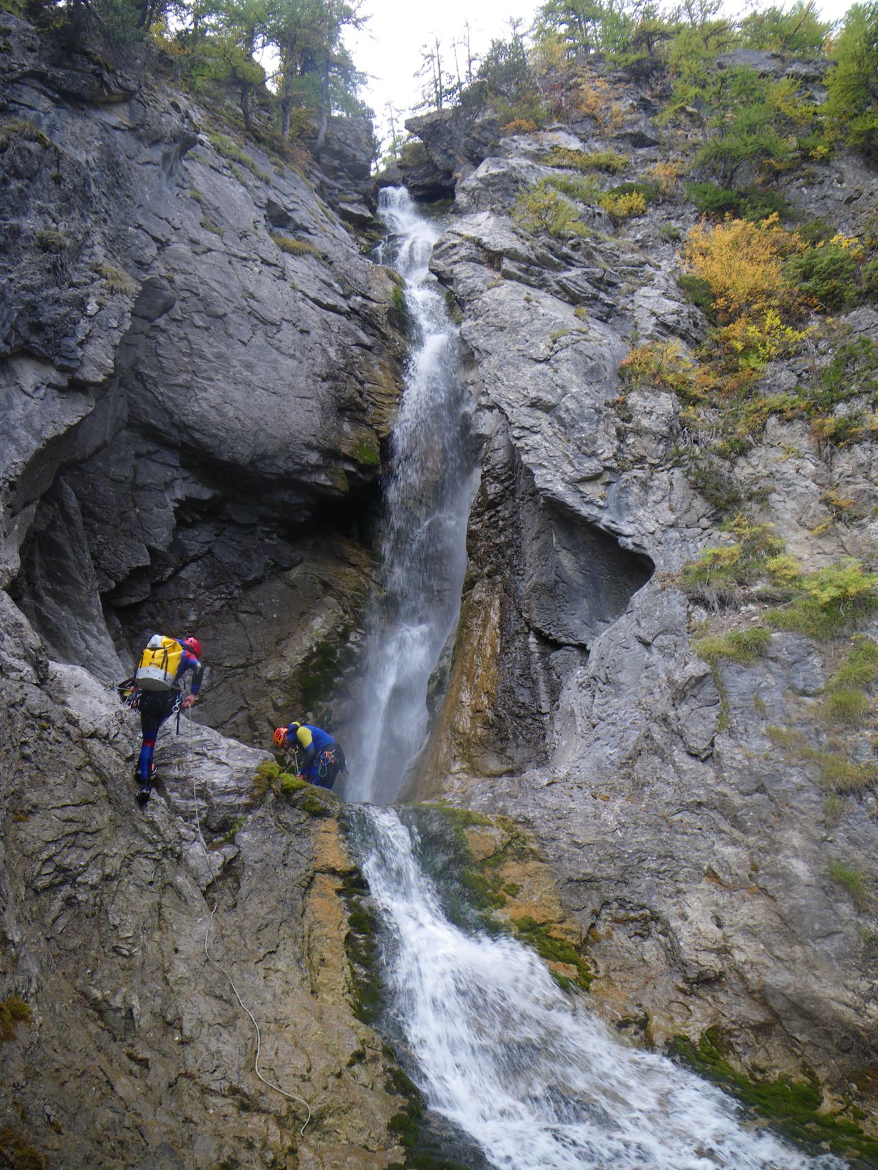 2 personnes progressent dans le canyon de Tramouillon Haut