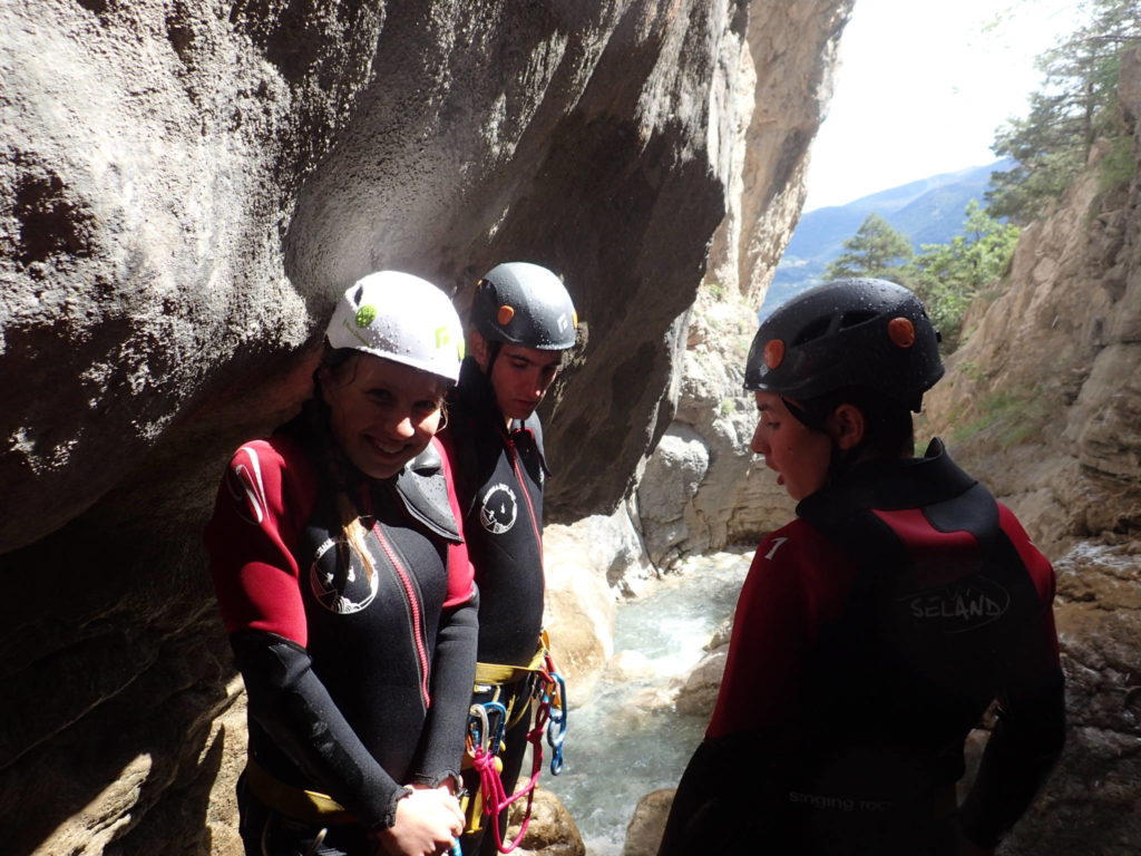 3 personnes en canyoning dans le canyon de l'ascension dans les Hautes Alpes