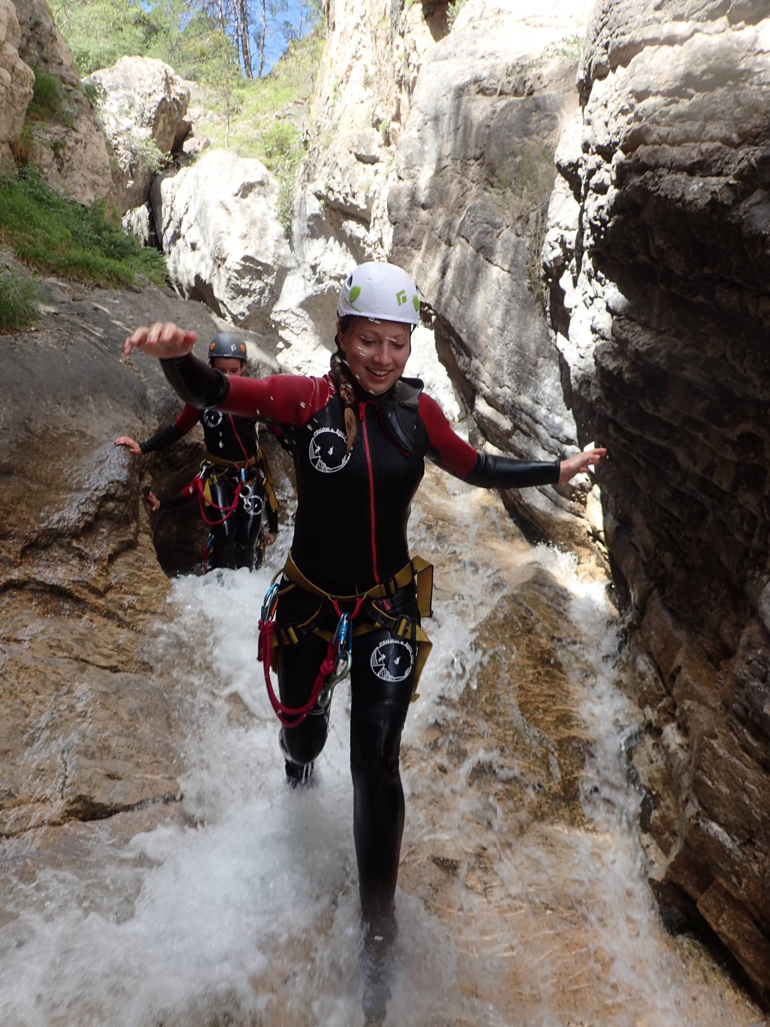 Progression dans le canyon de l'ascension dans les Hautes Alpes