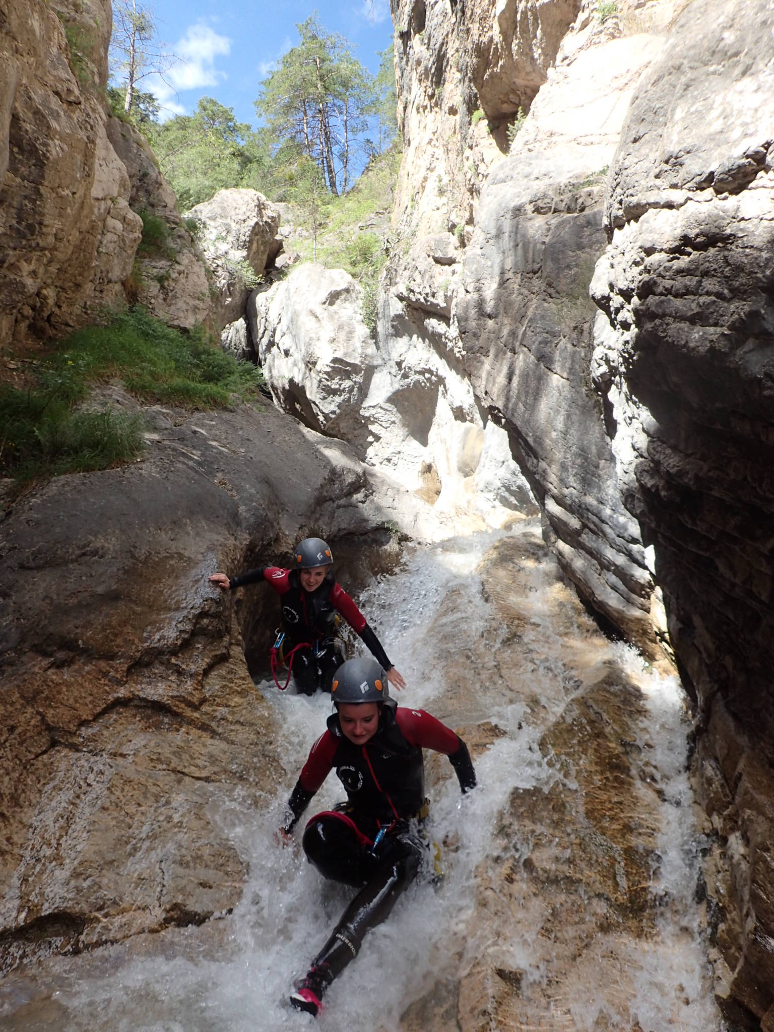 Progression dans le canyon de l'ascension dans les Hautes Alpes