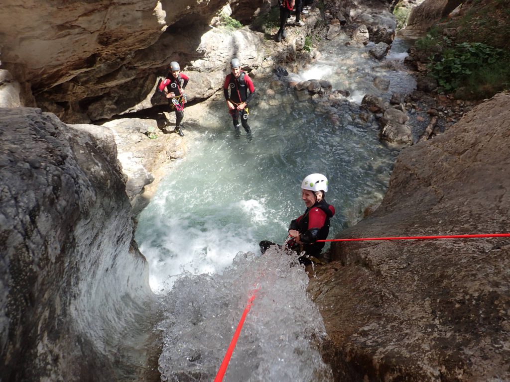 Rappel arrosé en canyoning dans le canyon de l'ascension dans les Hautes Alpes