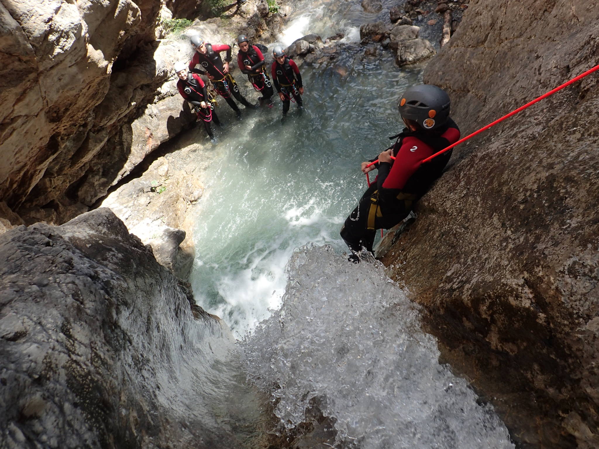 Rappel arrosé en canyoning dans le canyon de l'ascension dans les Hautes Alpes