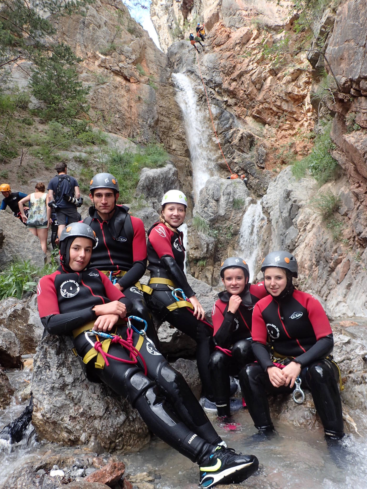 Photo de groupe dans le canyon de l'ascension dans les Hautes Alpes