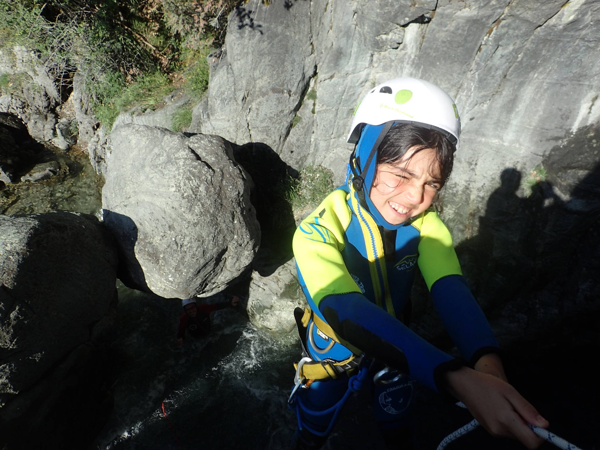 Enfant en rappel dans le canyon de l'Eychauda