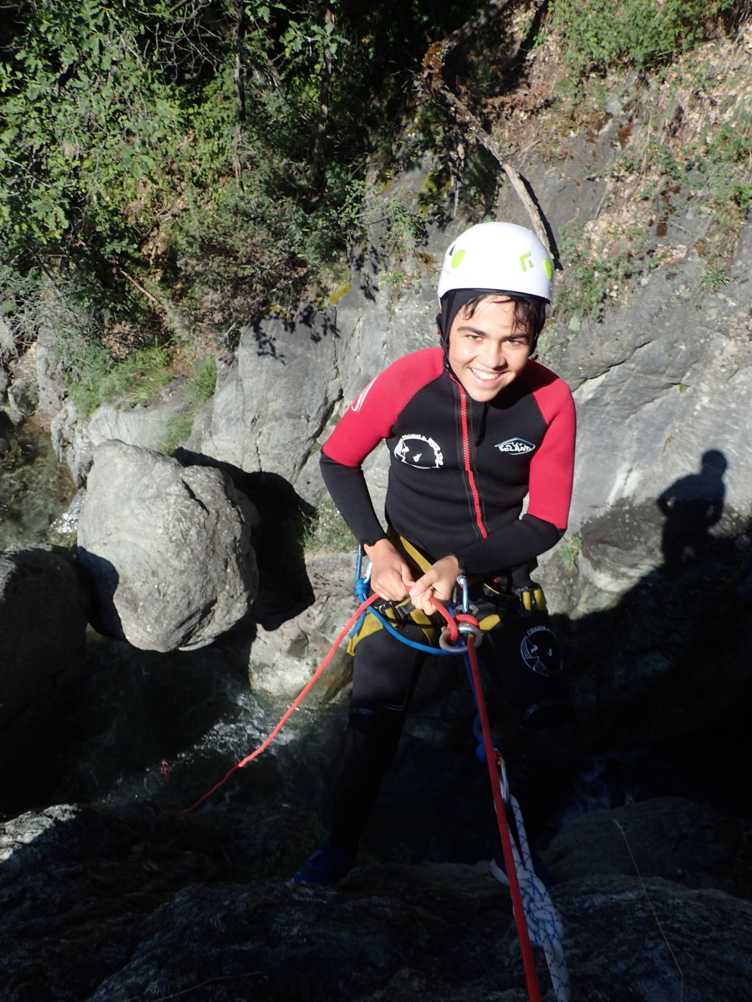 Enfant en rappel dans le canyon de l'Eychauda