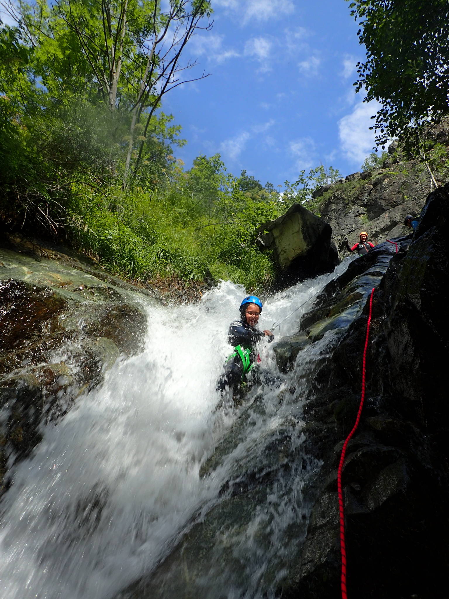 Rappel arrosé dans une cascade du canyon de l'Eychauda à Serre Chevalier